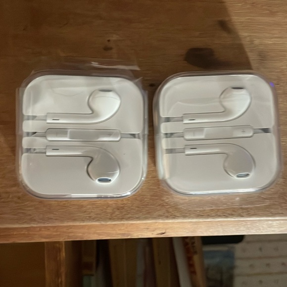 Apple Earbuds from the very beginning of time. NWOT - Picture 1 of 3